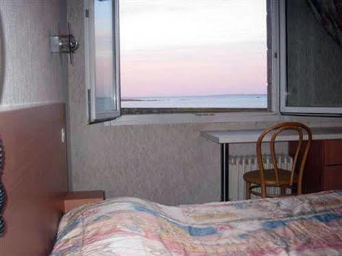 Hotel De La 3*