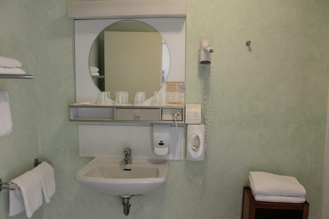 Hotel De La 3*